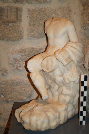Μαρμάρινο άγαλμα Σατύρου με αυλό, καθήμενου σε βράχο
