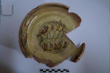 Glazed plate with painted and incised decoration
