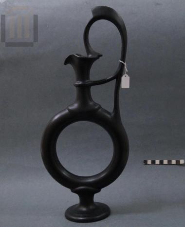 Κανάτι με δακτυλιόσχημο σώμα