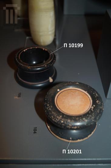 Αττικό μελαμβαφές πηνιόσχημο αλατοδοχείο