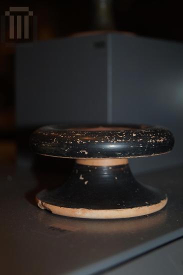 Αττικό μελαμβαφές στήριγμα (stand) με ακιδογράφημα (graffito)