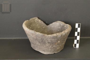 Phiale-shaped vase