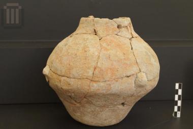 Vase of closed shape