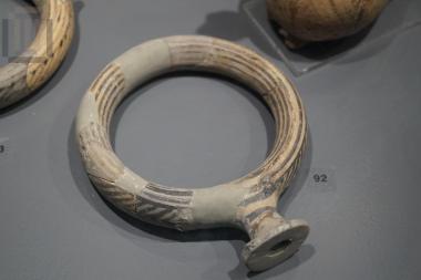 Δακτυλιόσχημος αρύβαλλος με γραπτή διακόσμηση