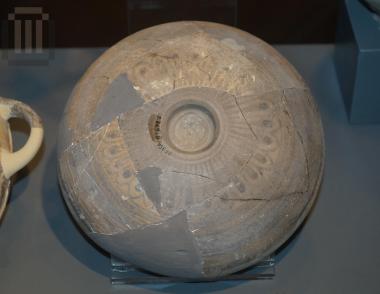 Ροδιακή ομφαλωτή φιάλη με γραπτή διακόσμηση