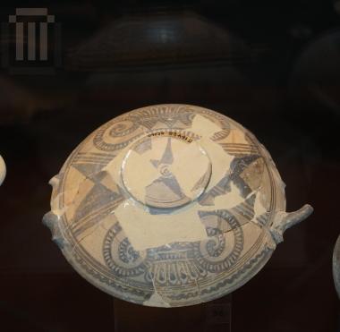 Βαθύ δίωτο ροδιακό πινάκιο με γραπτή διακόσμηση