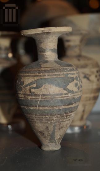 Αρυβαλλοειδής λήκυθος με γραπτή διακόσμηση