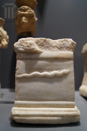 Μαρμάρινος βωμίσκος με ανάγλυφη παράσταση φιδιού