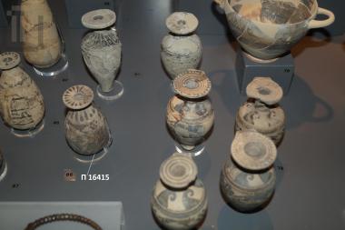 Κορινθιακό αλάβαστρο με γραπτή διακόσμηση