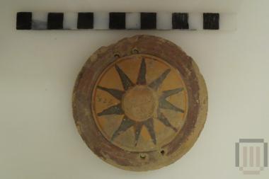 Pyxis pid with painted decoration