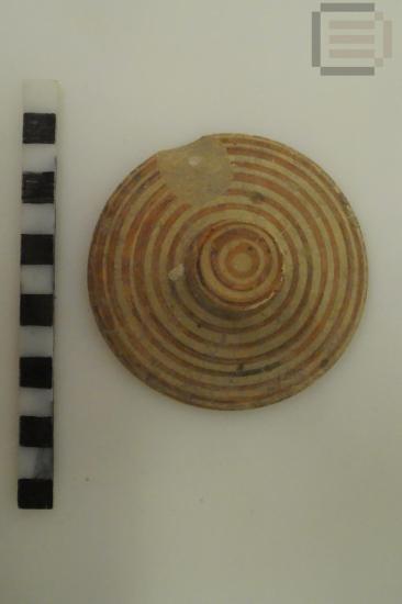 Pyxis pid with painted decoration