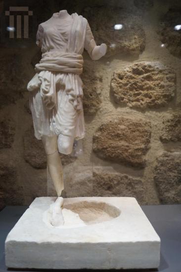 Marble statuette of Artemis-Huntress ('Kynegetes': Artemis chasseresse)