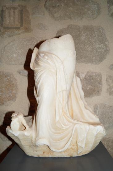 Marble statuette of Aphrodite Anadyomene