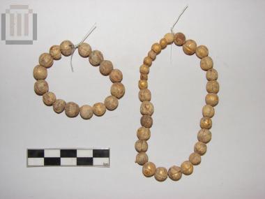 Σαράντα έξι πήλινες επίχρυσες ψήφοι περιδεραίου