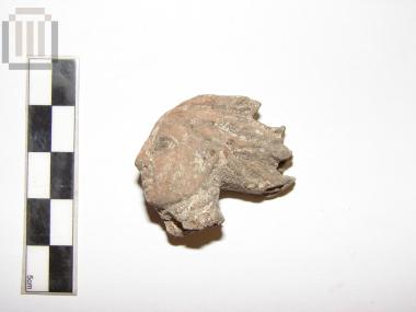 Κεφαλή πήλινης γυναικείας μορφής από περίτμητο ανάγλυφο πλακίδιο που κοσμούσε ξύλινη κλίνη