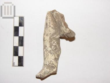 Τμήμα πήλινου ανάγλυφου περίτμητου πλακιδίου από τη διακόσμηση ξύλινης κλίνης