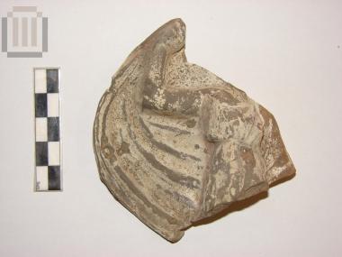 Τμήμα πήλινου ανάγλυφου περίτμητου πλακιδίου από τη διακόσμηση ξύλινης κλίνης