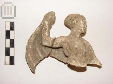 Τμήμα πήλινου ανάγλυφου περίτμητου πλακιδίου από διακόσμηση ξύλινης κλίνης