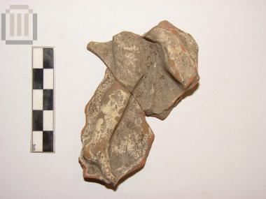 Τμήμα πήλινου αναγλύφου πλακιδίου από τη διακόσμηση ξύλινης κλίνης