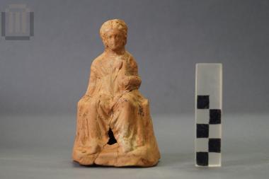 Πήλινο ειδώλιο καθιστής γυναικείας μορφής