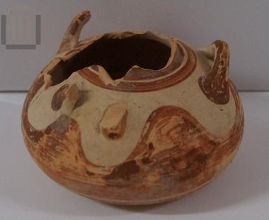 Three-handled rounded alabastron