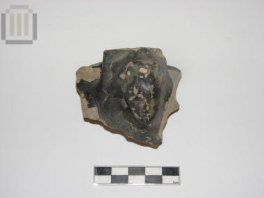 Τμήμα λαβής μελαμβαφούς αμφορέα με έκτυπη κεφαλή