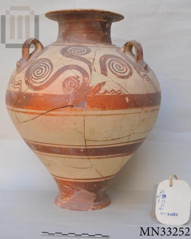 Τρίωτος Απιόσχημος Πιθαμφορέας, Πήλινος