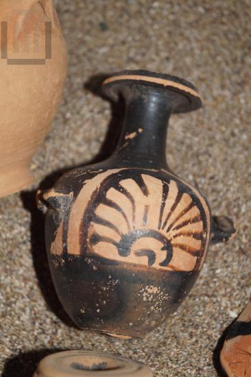 Black-glazed palmette hydriske