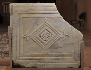 Μαρμάρινο αμφιπρόσωπο θωράκιο