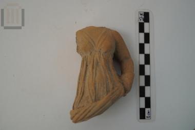 Πήλινο ειδώλιο όρθιας γυναικείας μορφής