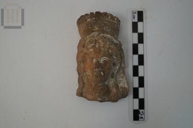 Κεφάλι πήλινου ειδωλίου γυναικείας μορφής