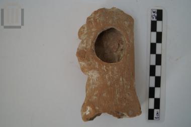 Τμήμα πήλινου ειδωλίου παιδικής μορφής