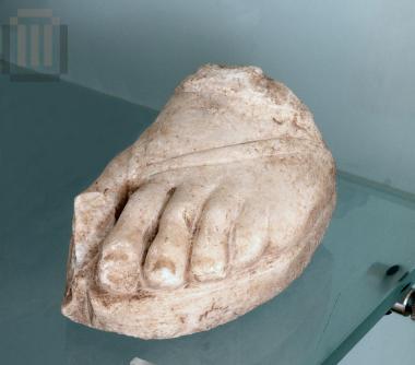 Statue fragment of a female figure