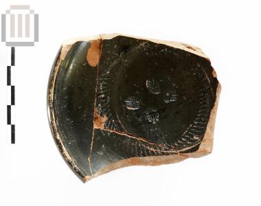 Άωτο σκυφίδιο με εμπίεστη διακόσμηση και χάραγμα [τμήμα]