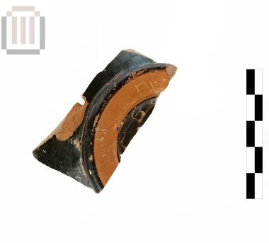 Μελαμβαφές σκυφίδιο με χάραγμα [τμήμα]