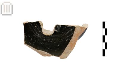 Μελαμβαφές σκυφίδιο με εμπίεστη διακόσμηση [τμήμα]