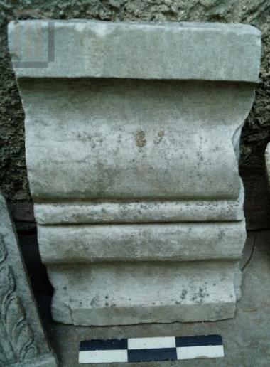 Μarble fragment with moulding