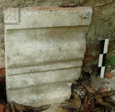 Μarble fragment with moulding