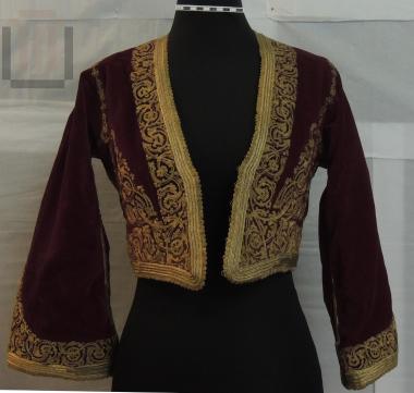 Traditional women's overcoat, short with sleeves