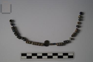 Glass necklace beads