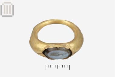 Ring with 'impression'of standing human with lyre figure on the ringstone