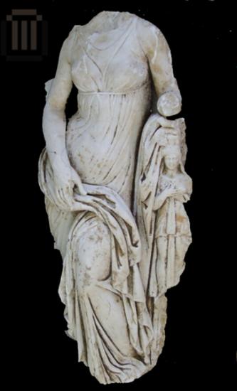 Άγαλμα ιστάμενης γυναικείας μορφής στηριγμένης σε στήλη, αντωνίνιας παράδοσης