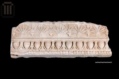 Τμήμα γείσου με ανάγλυφη διακόσμηση