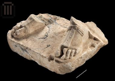 Κάτω άκρα και πλίνθος αγάλματος