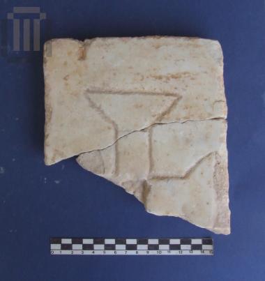 Τμήμα από πλάκα με εγχάρακτο σταυρό