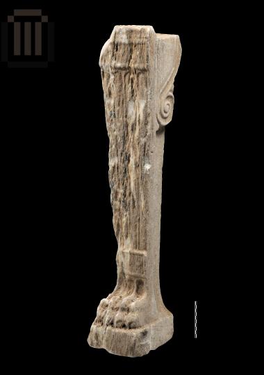 Τραπεζοφόρο με λεοντοπόδαρο σε συμφυή πλίνθο