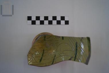 Τμήμα εφυαλωμένης κούπας με γραπτή και εγχάρακτη διακόσμηση