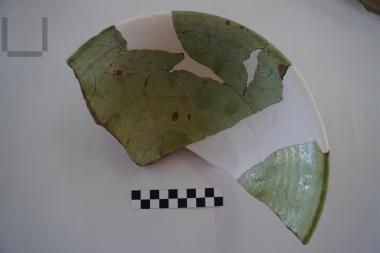 Τμήμα μεγάλης εφυαλωμένης κούπας με εγχάρακτη διακόσμηση