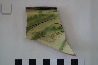 Τμήμα έγχρωμης εγχάρακτης εφυαλωμένης κούπας (colored sgraffito ware)