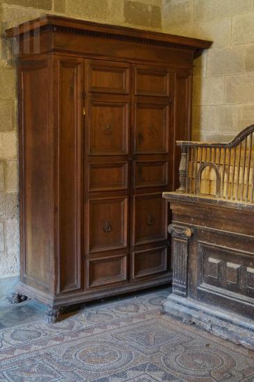 Μεγάλη ντουλάπα με μεταλλικές λεπτομέρειες